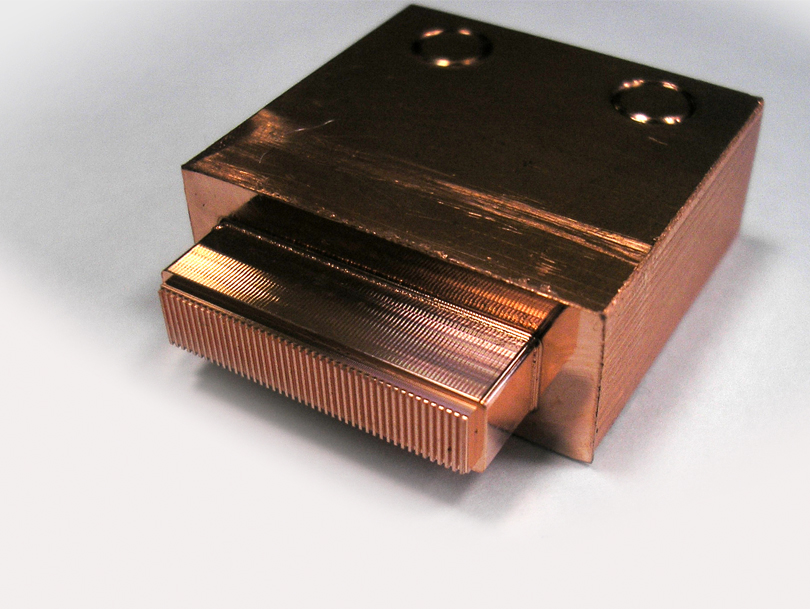 半導体コネクタ電極部分をマシニングにて切削しました。ピッチ:0.2mm 幅:0.1mm