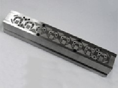 たいこ(歪み)を2μmに抑えながら、ワイヤーカットで抜きました。
